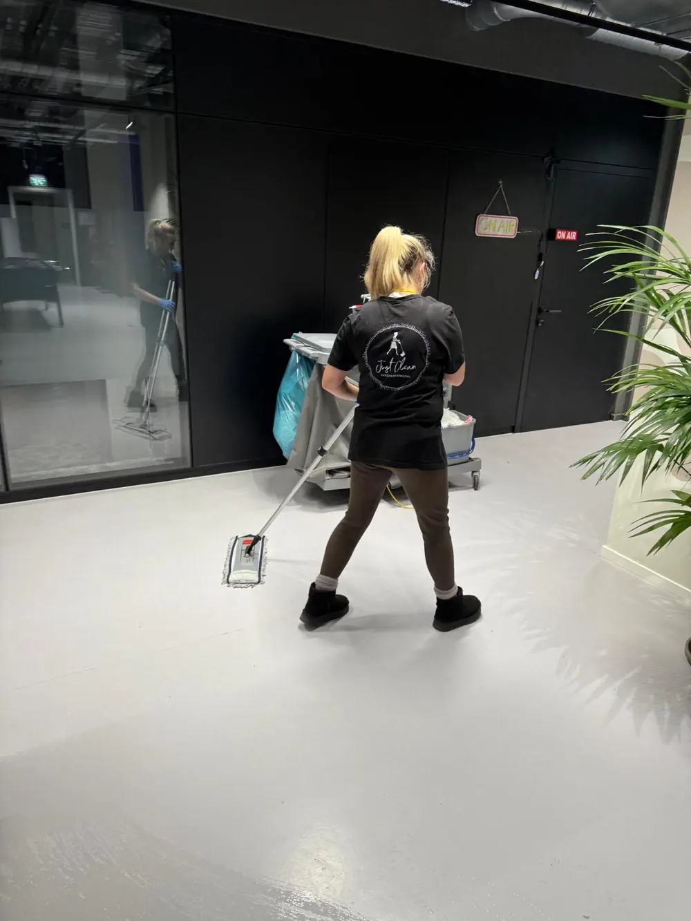 Reinigungskraft wischt den Boden in einem Berliner Büro