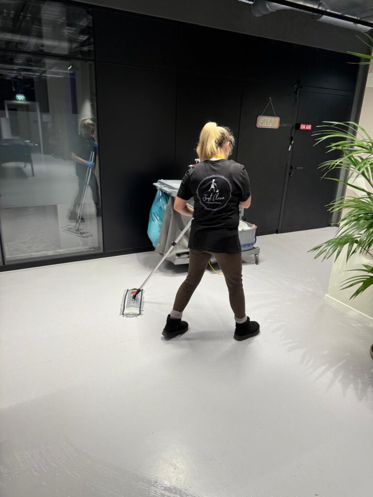 Mitarbeiterin von Just Clean Berlin bei der Bodenreinigung in einem Berliner Objekt